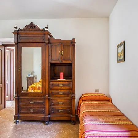 Dom wakacyjny Mansion In With Pool & Garden Citerna